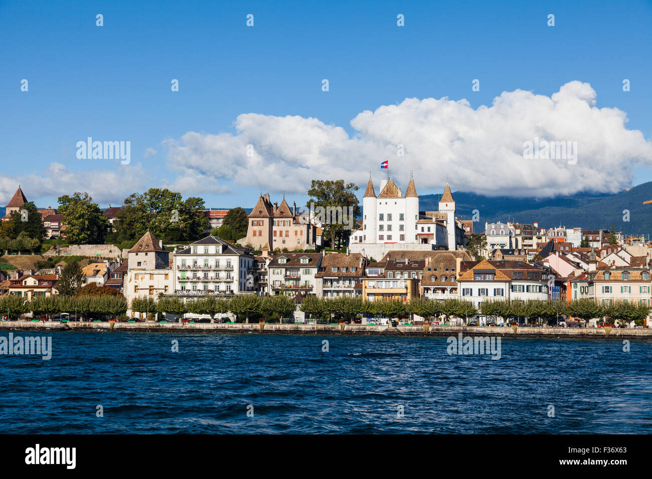 Vue front de mer de la ville de Nyon sur le lac de Genève, Suisse Banque D'Images