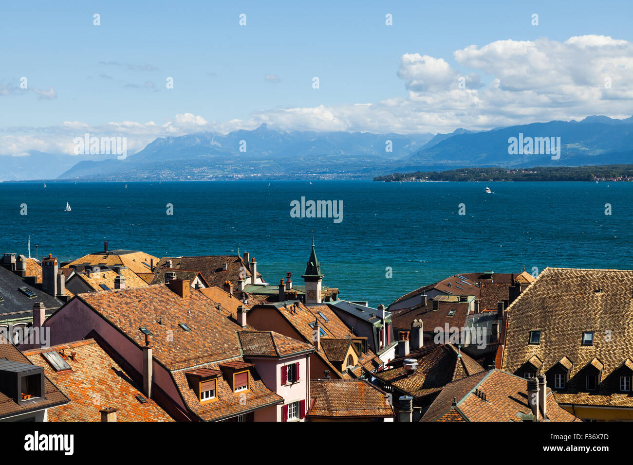 Vue sur les toits de Nyon en Suisse, à la recherche sur le lac de Genève vers les alpes françaises Banque D'Images