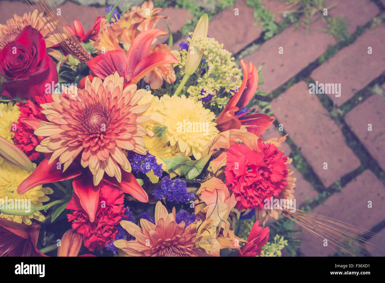 Couleurs d'automne bouquet floral sur fond de brique avec effet filtre vintage Banque D'Images