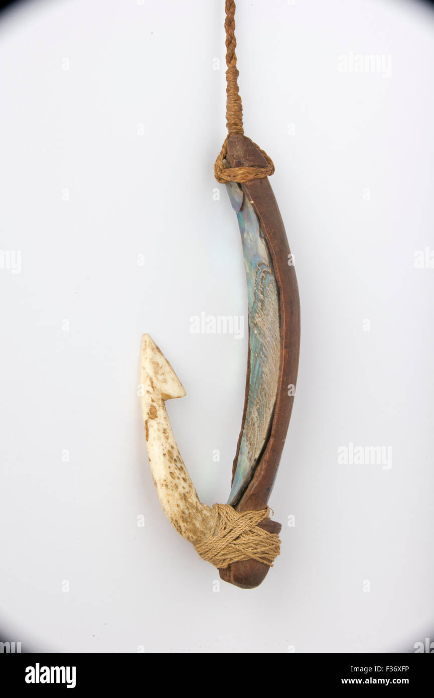 Les Maoris décoratif hameçon fabriqué à partir de l'os, le bois et Paua (Abalone) shell. Banque D'Images
