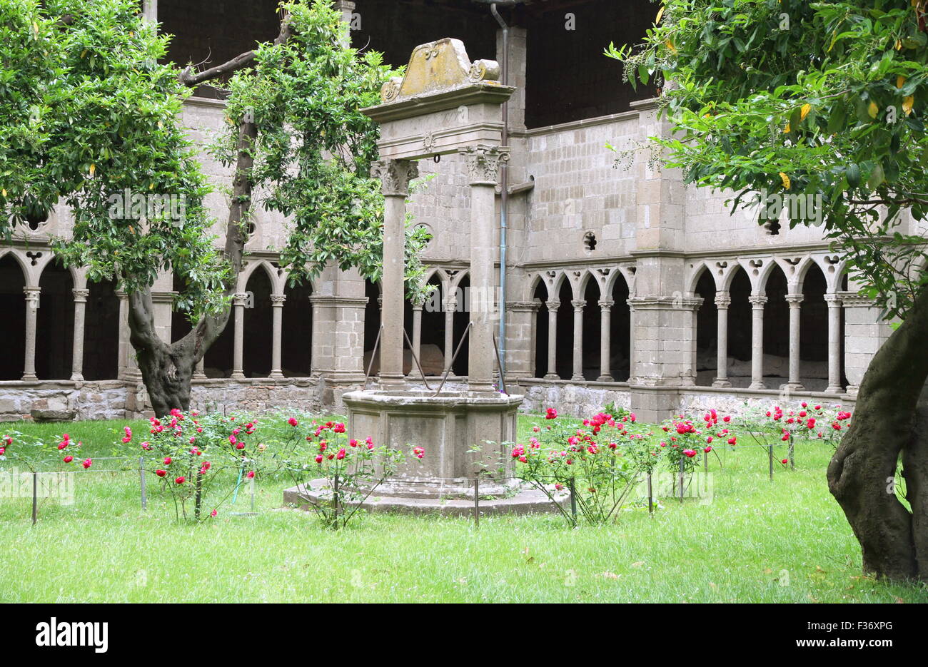 Ancien puits au Museo di Viterbo Viterbo (Italie) dans le jardin Banque D'Images