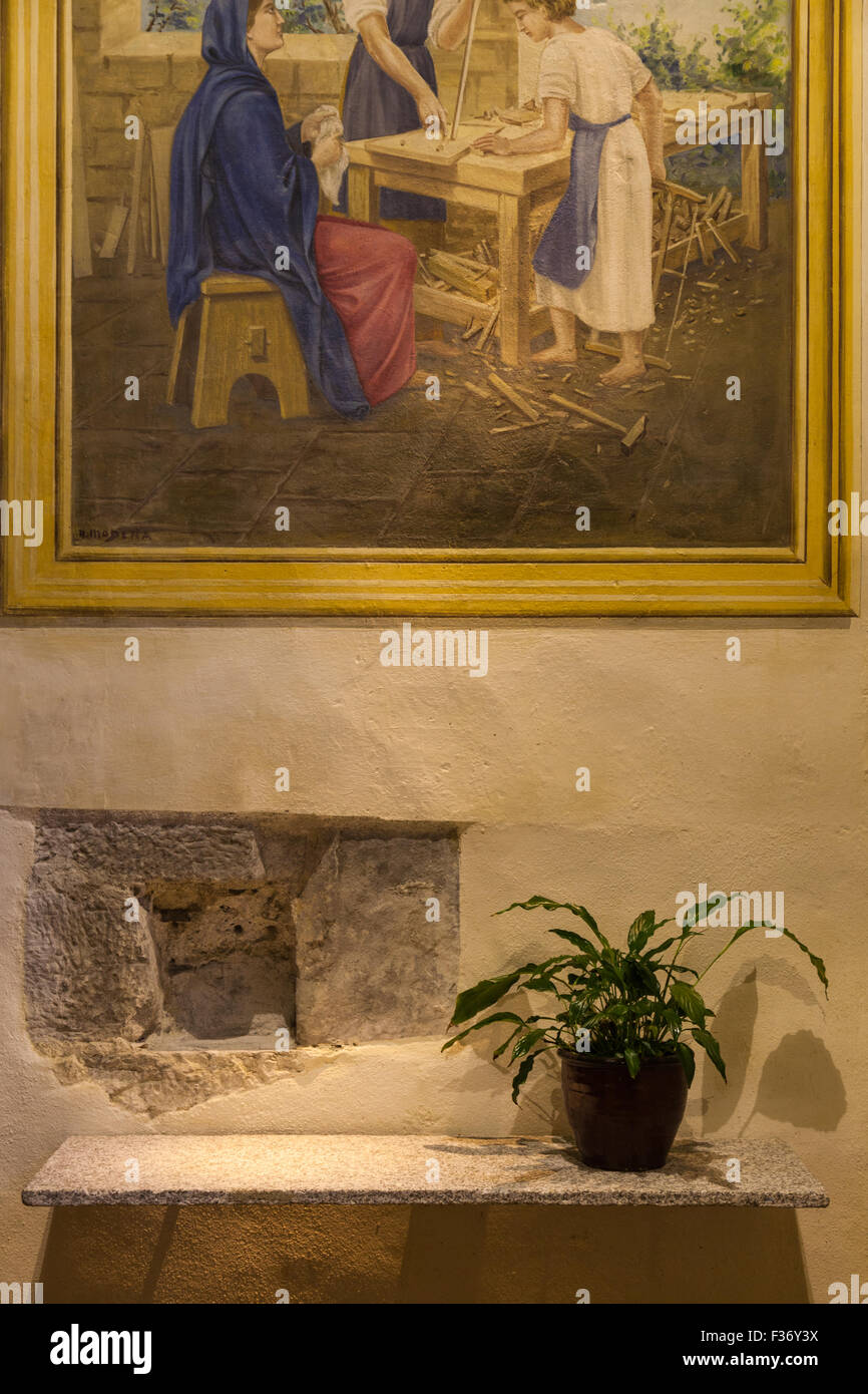 Étagère, usine, et une peinture, à l'intérieur de l'église d'Yvoire en haute savoie Banque D'Images