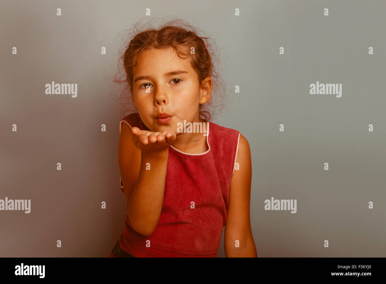 Fille baiser Banque de photographies et d’images à haute résolution - Alamy