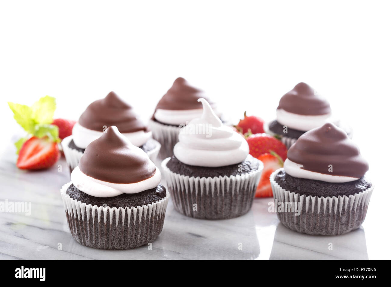 La meringue chocolat cupcakes avec glaçage au chocolat et fraises Banque D'Images