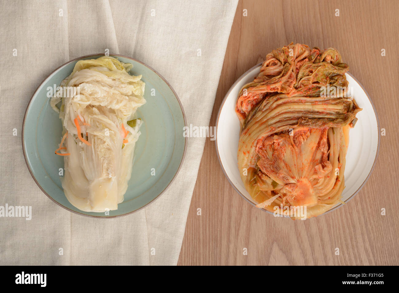 Gimchi(Kimchi) et Baek-Gimchi(blanc) est un gimchi fermenté traditionnel côté coréen plat composé de légumes et c'est l'un des Banque D'Images