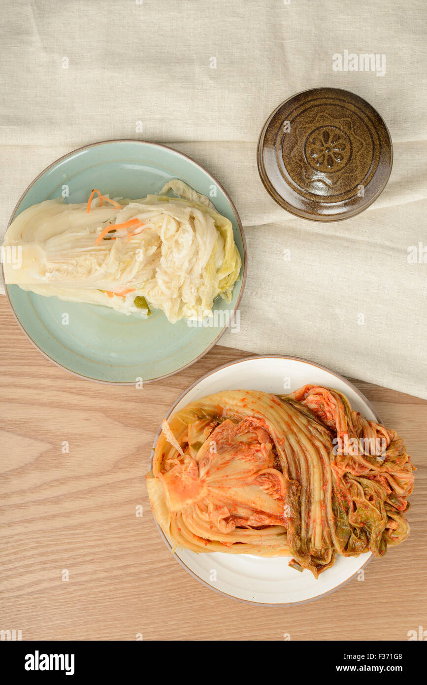 Gimchi(Kimchi) et Baek-Gimchi(blanc) est un gimchi fermenté traditionnel côté coréen plat composé de légumes et c'est l'un des Banque D'Images