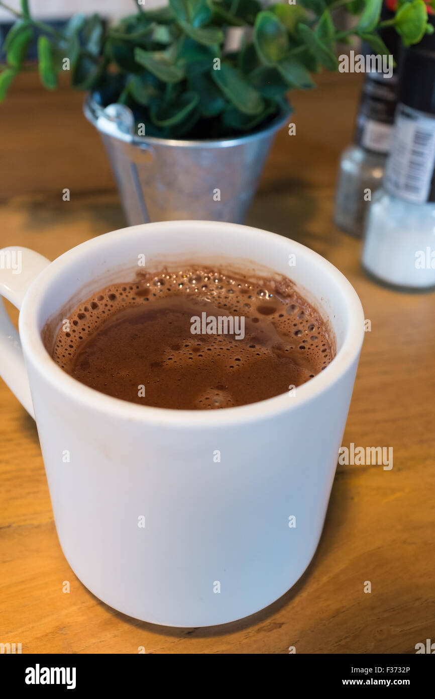 Chocolat chaud pur dans un mug blanc Banque D'Images