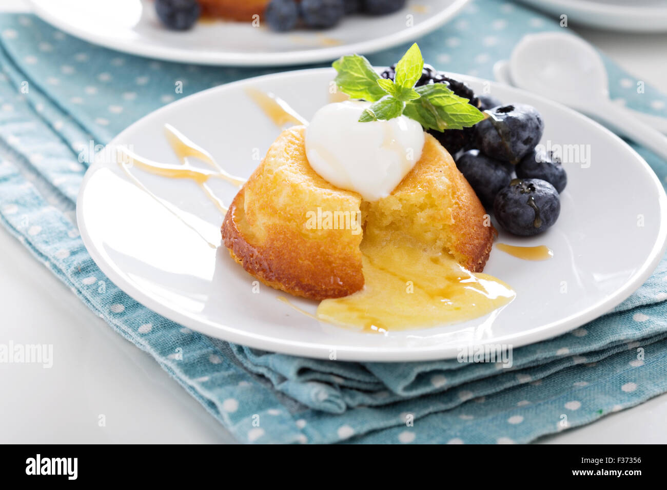 Chocolat Blanc Gateau De Lave Aux Myrtilles Et Mures Photo Stock Alamy