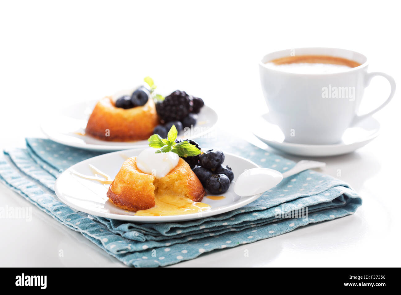 Chocolat Blanc Gateau De Lave Aux Myrtilles Et Mures Photo Stock Alamy