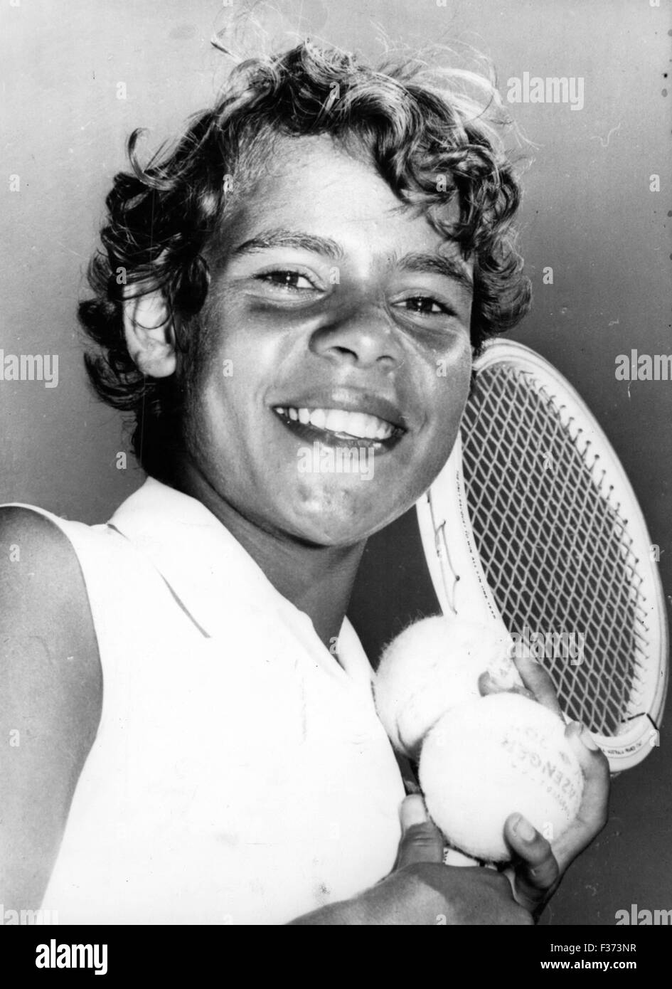 21 Décembre, 1974 - 12 ans fille ressemble aborigène Londres Perspective : A12 ans fille aborigène appelé Yvonne Goologong est salué en Australie comme un futur champion de tennis de Wimbledon. D'excellents entraîneurs disent qu'elle sera la prochaine Margaret Smith. Yvonne a été découvert à l'âge de neuf ans lorsqu'elle a remporté son premier tournoi et a maintenant gagné plus de titres puis elle peut se rappeler. Elle a fait de son deuxième concours visite à Sydney, pendant qu'elle a remporté le titre junior de Manly, le moins de 14 ans des célibataires, la Nouvelle Galles du Sud difficile-court de moins de 13 ans des célibataires, et couronné en remportant thew Nouveau Sou Banque D'Images