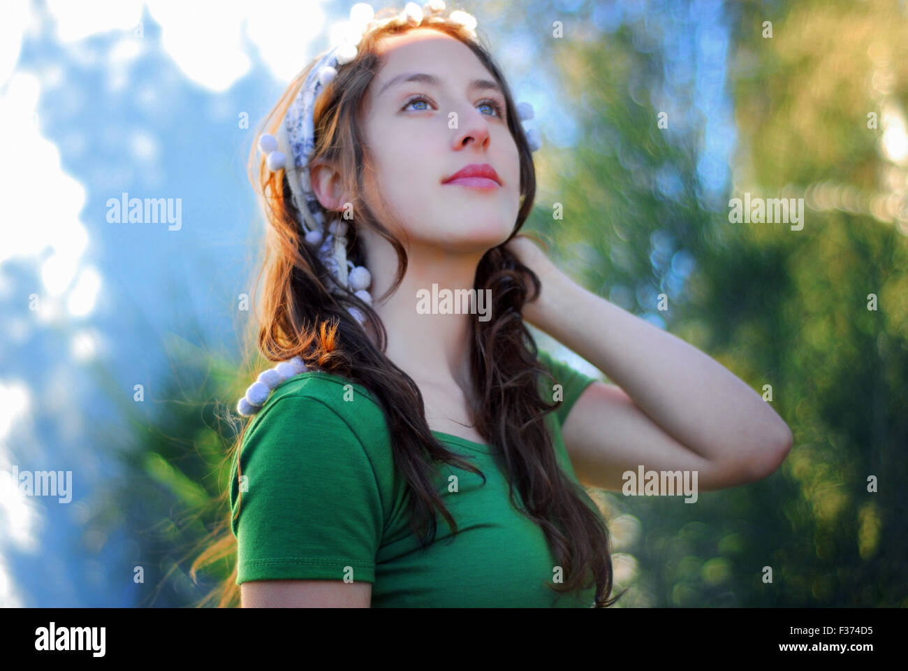 Belle jeune fille aux yeux bleus regardant le ciel Banque D'Images