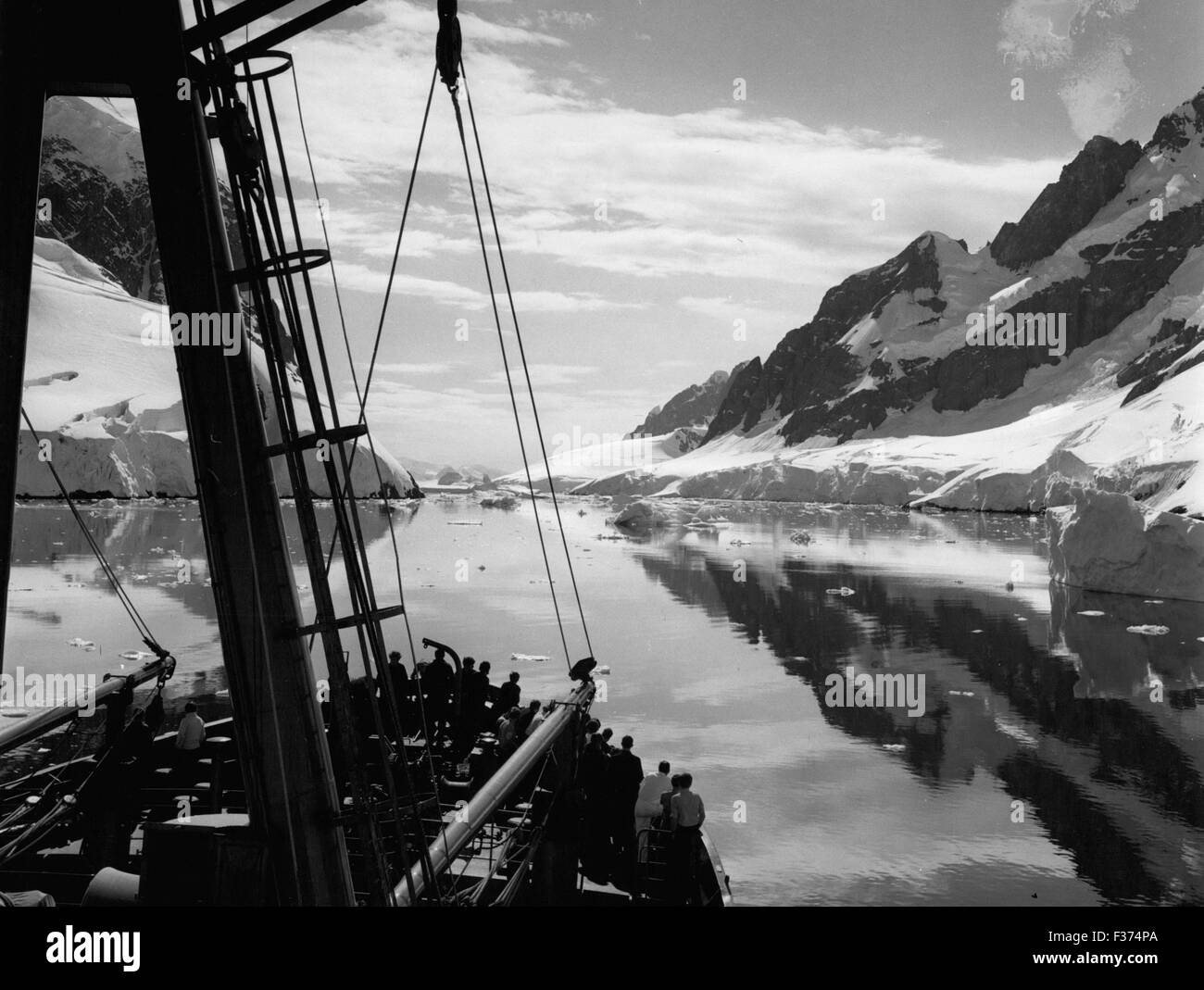 26 déc 1974 - L'Endurance dans la glace : Le HMS Endurance, la Royal Navy's Ice Patrol ship, a récemment pris l'Antarctique britannique de l'équipe d'enquête de leur base dans les îles Argentines, pour rendre visite à leurs collègues américains à 35 milles de la côte sur l'Île Anvers. La journée a été belle avec un ciel sans nuages et d'une télévision mer calme qui reflètent le navire et les blocs de glace, pendant le voyage à travers le Canal Lemaire. © Keystone Photos USA/ZUMAPRESS.com/Alamy Live News Banque D'Images