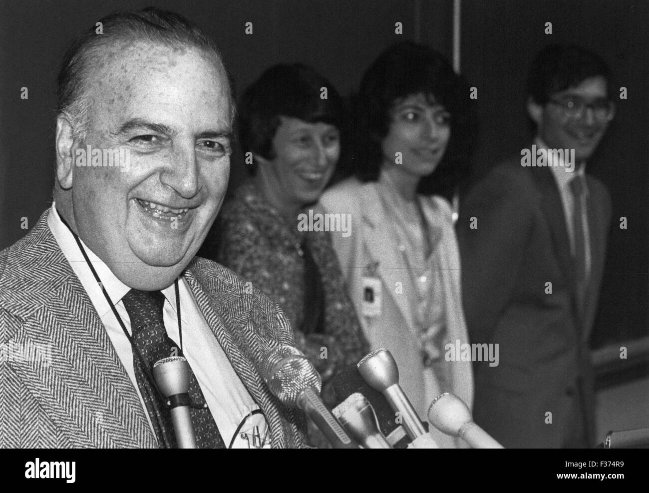 Le Dr Baruj LPB, Acerraf l à r épouse Annet, fille Dr Beryl Bewqcerraf-fils, Dr Peter Libby. Dec 26, 1982. © Keystone Photos USA/ZUMAPRESS.com/Alamy Live News Banque D'Images