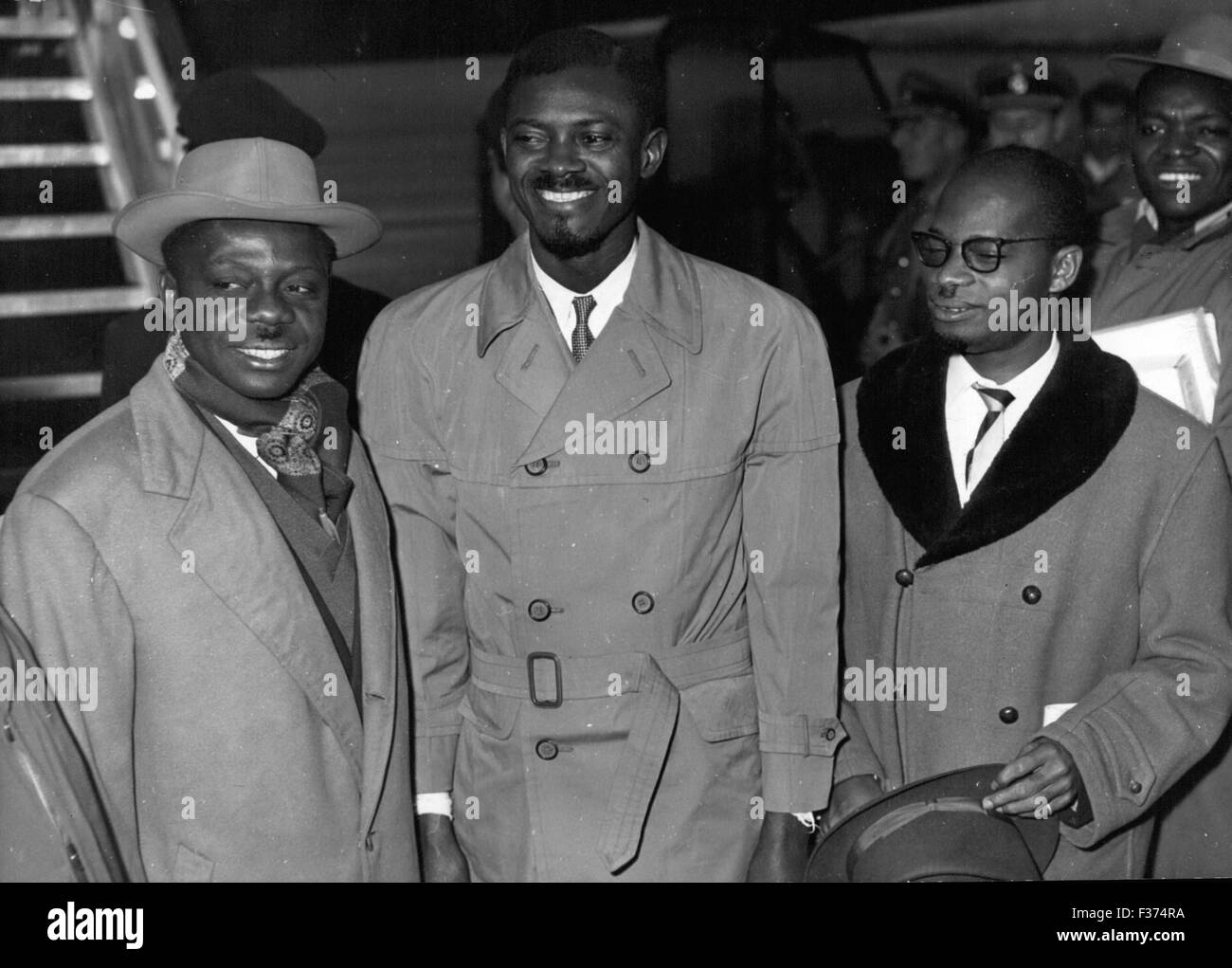 Patrice Lumumba, chef du Mouvement national congolais arrivant pour la Table ronde tenue à Bruxelles. Dec 26, 1962. Droite : ALBERT KALONJI, qui permettrait de se prononcer lui-même six mois plus tard le Roi Albert I du Kasai, peut-être VICTOR NENDAKA gauche (la légende originale française ne donne pas de nom pour l'homme à gauche) © Keystone Photos USA/ZUMAPRESS.com/Alamy Live News Banque D'Images