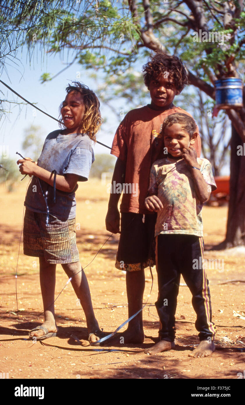 Les jeunes enfants autochtones, Yuelamu (Mount Allan) dans le Territoire du Nord, Australie Banque D'Images