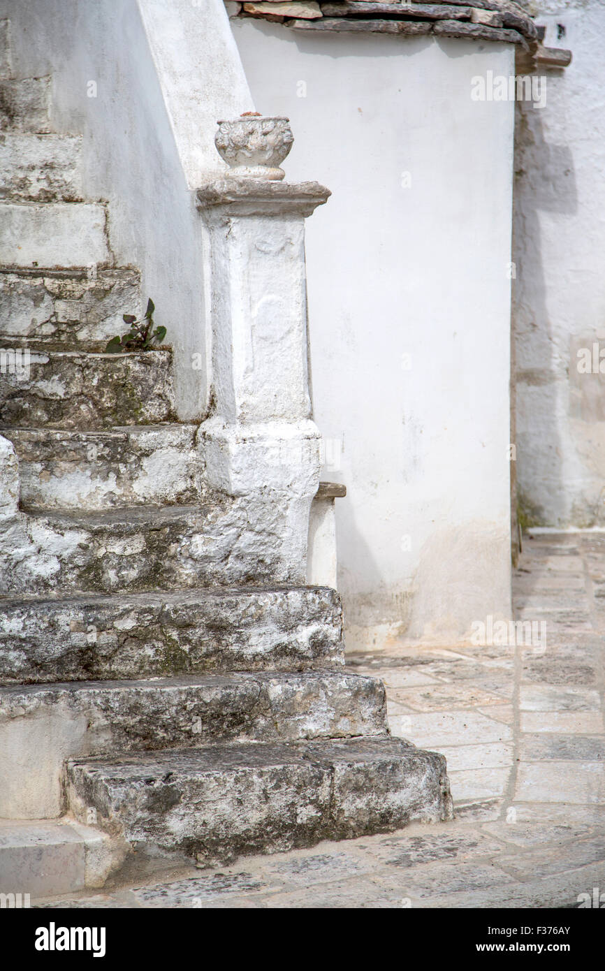 Vieux escaliers en pierre à Alberobello, Italie Banque D'Images