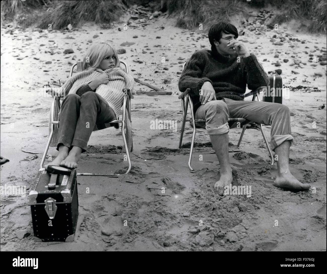 Une froide Brigitte Bardot il écran hottest propriété peut se sentir et  paraître froid lors de l'attente pour une prise de vue sur une seule plage  écossais. À côté d'elle est Laurent