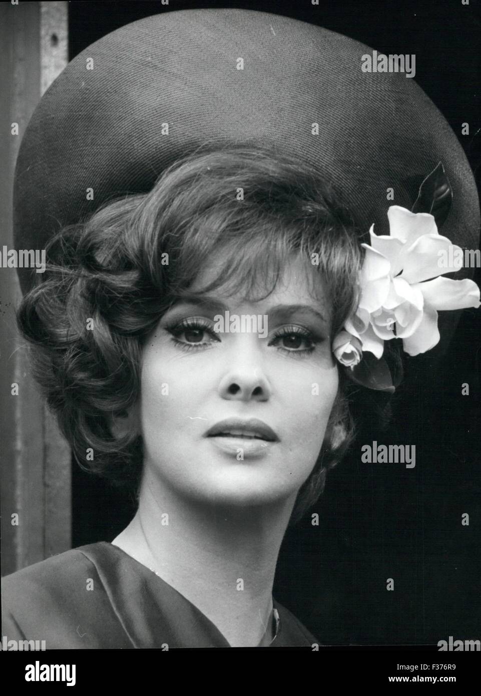 Juin 9,1965 - Rome, 9 juin 1965 Gina Lollobrigida, aussi intelligente que belle que jamais, elle a été vu sur le set' de et les autres avec son partenaire : comédien acteur Walter Chiari. Dès que l'actrice est revenu de Cannes Festival il a été signalé qu'elle était malade ou épuisé, mais l'actrice refuse et semble être plus jeune et splendide ! © Keystone Photos USA/ZUMAPRESS.com/Alamy Live News Banque D'Images