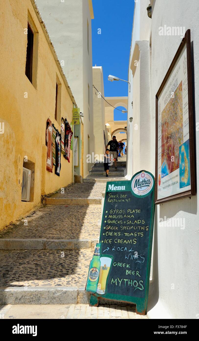 Un snack-bar restaurant menu signe appuyé contre un mur à Fira Santorini Grèce Banque D'Images