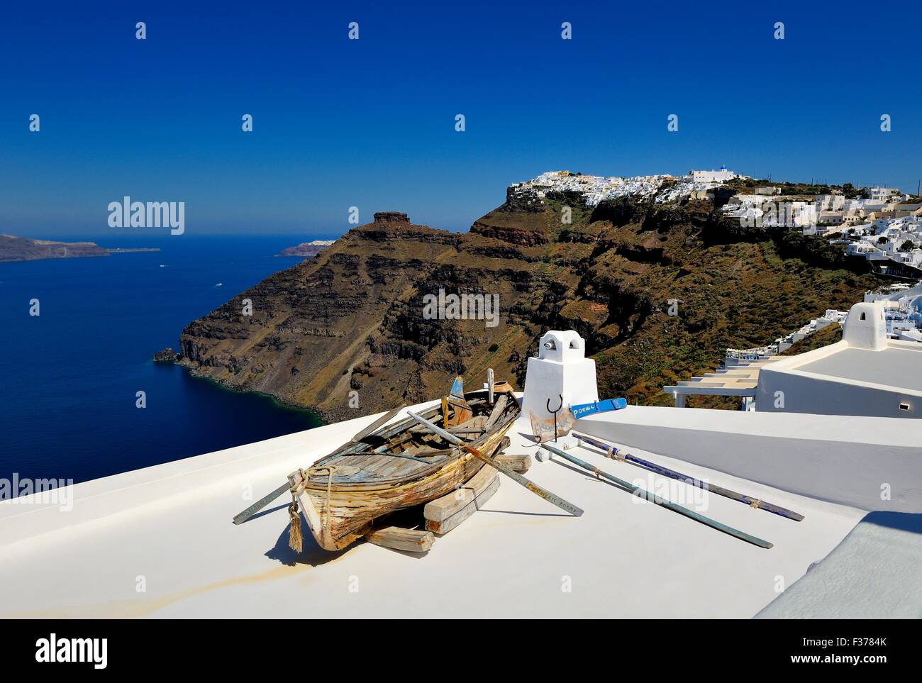 Un vieux bateau à rames sur un toit caldera Santorini Grèce Banque D'Images