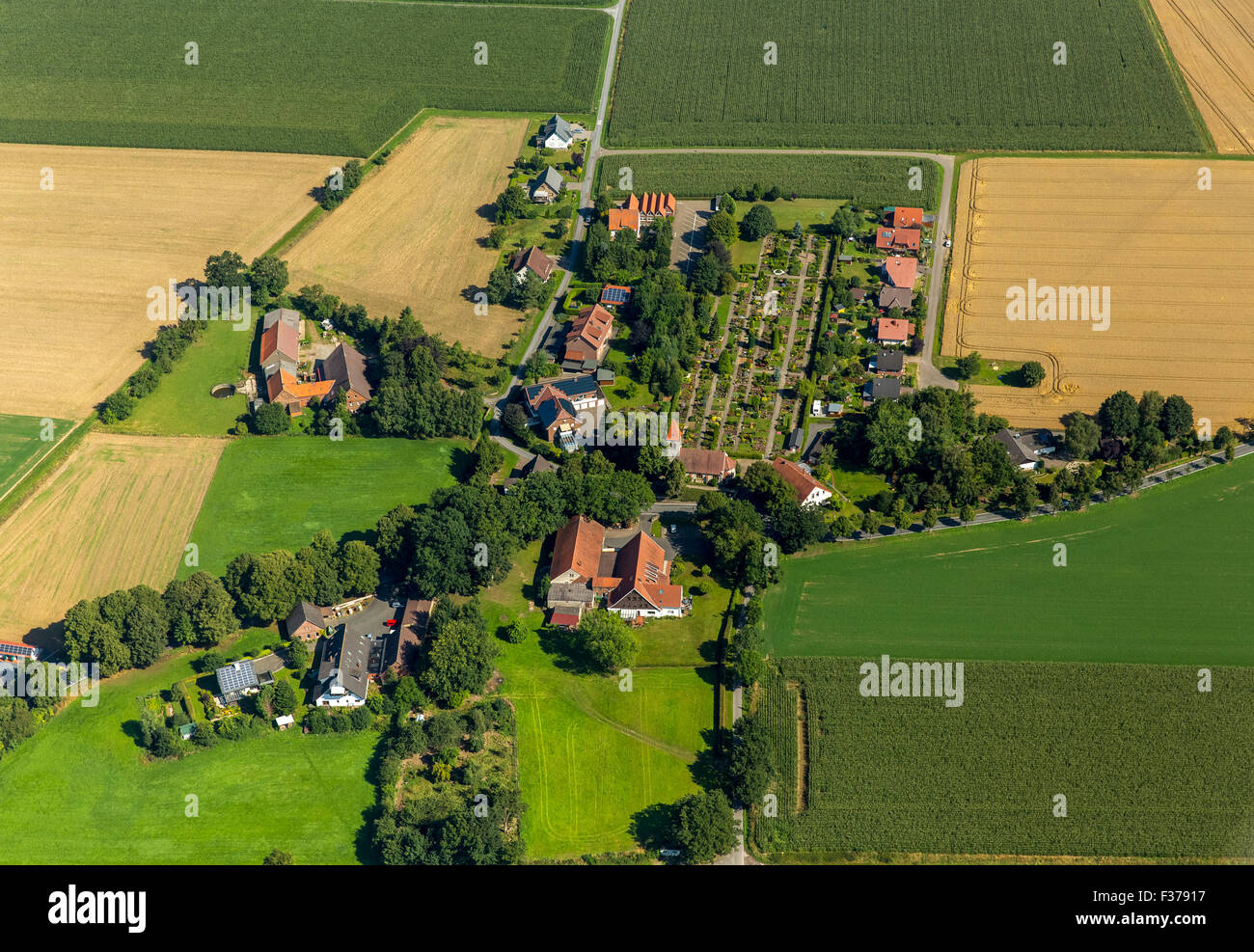 Paysage urbain avec cimetière et église, Bieren, Rödinghausen, Rhénanie du Nord-Westphalie, Allemagne Banque D'Images