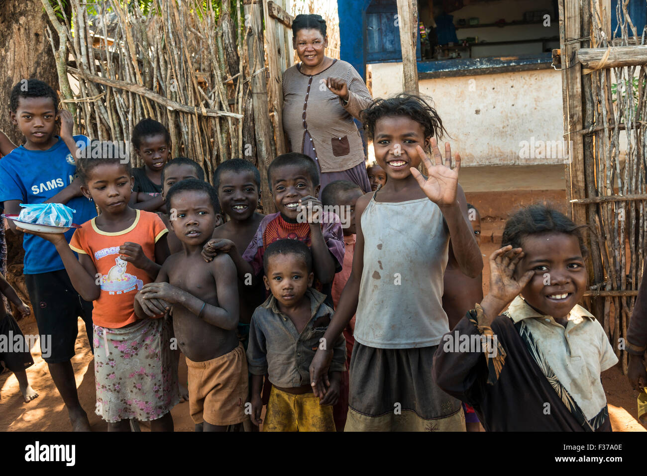 Groupe d'enfants avec girl waving, Tuléar, Madagascar Banque D'Images