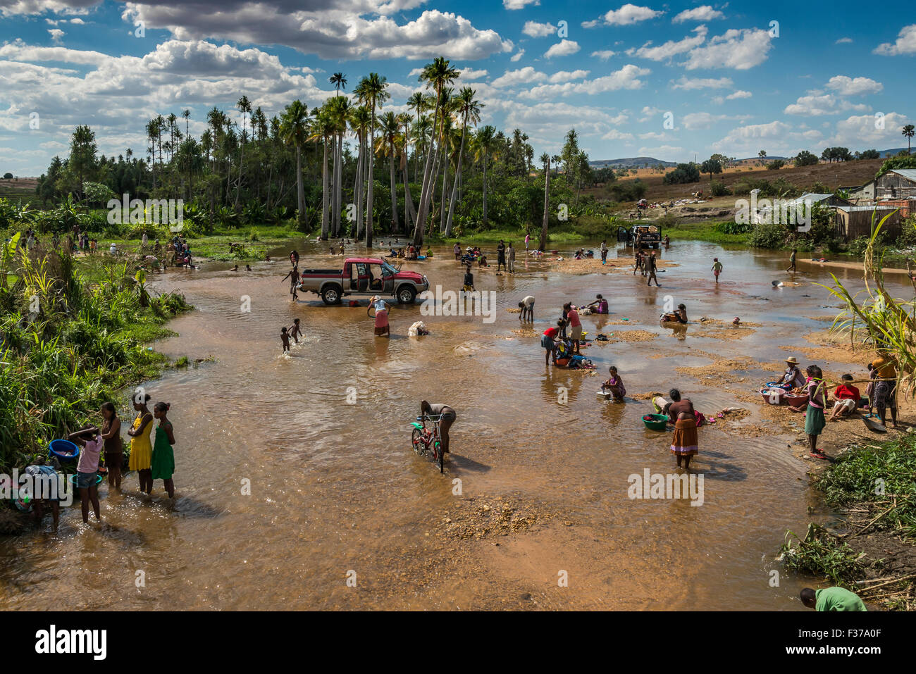 Beaucoup de gens lave dans la rivière Ilakaka, Ilakaka, District Ihosy, Madagascar Banque D'Images