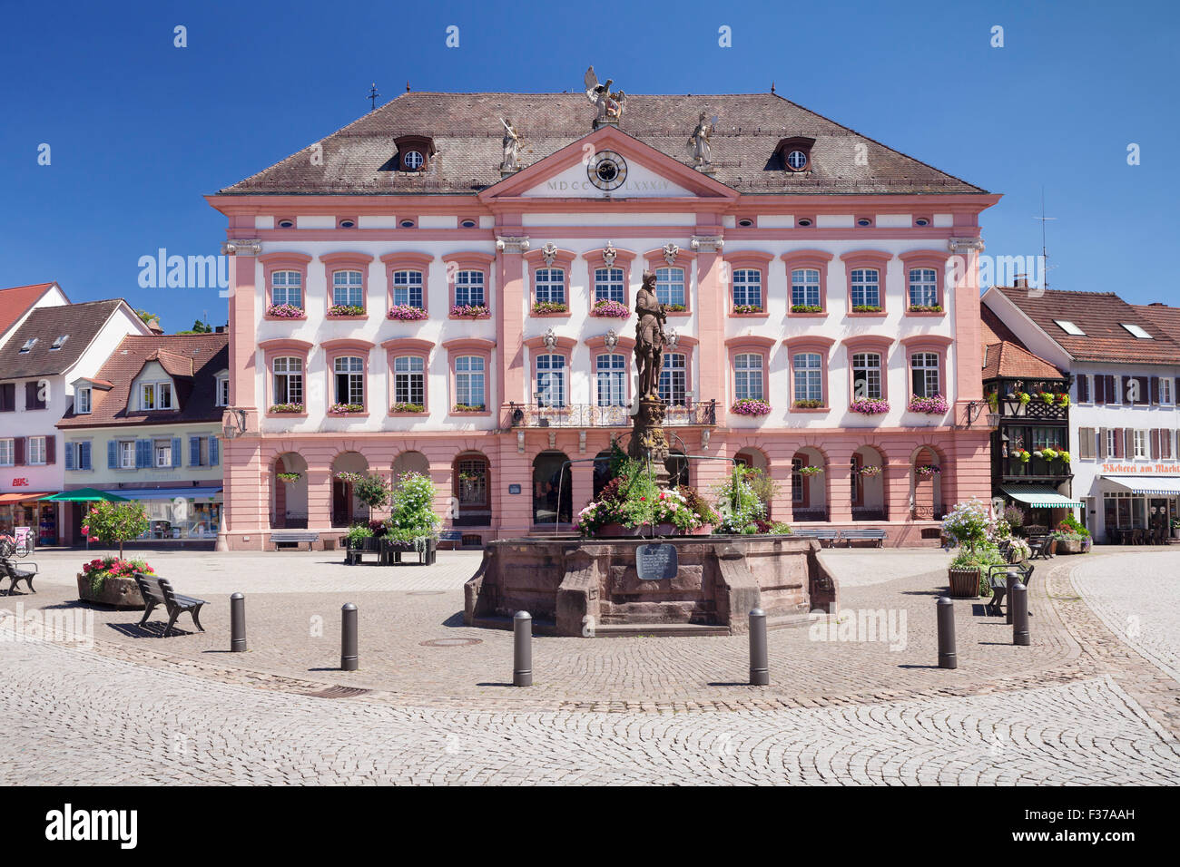 Hôtel de ville, fontaine Röhrbrunnen le marché, Gengenbach, Kinzigtal, Forêt-Noire, Bade-Wurtemberg, Allemagne Banque D'Images