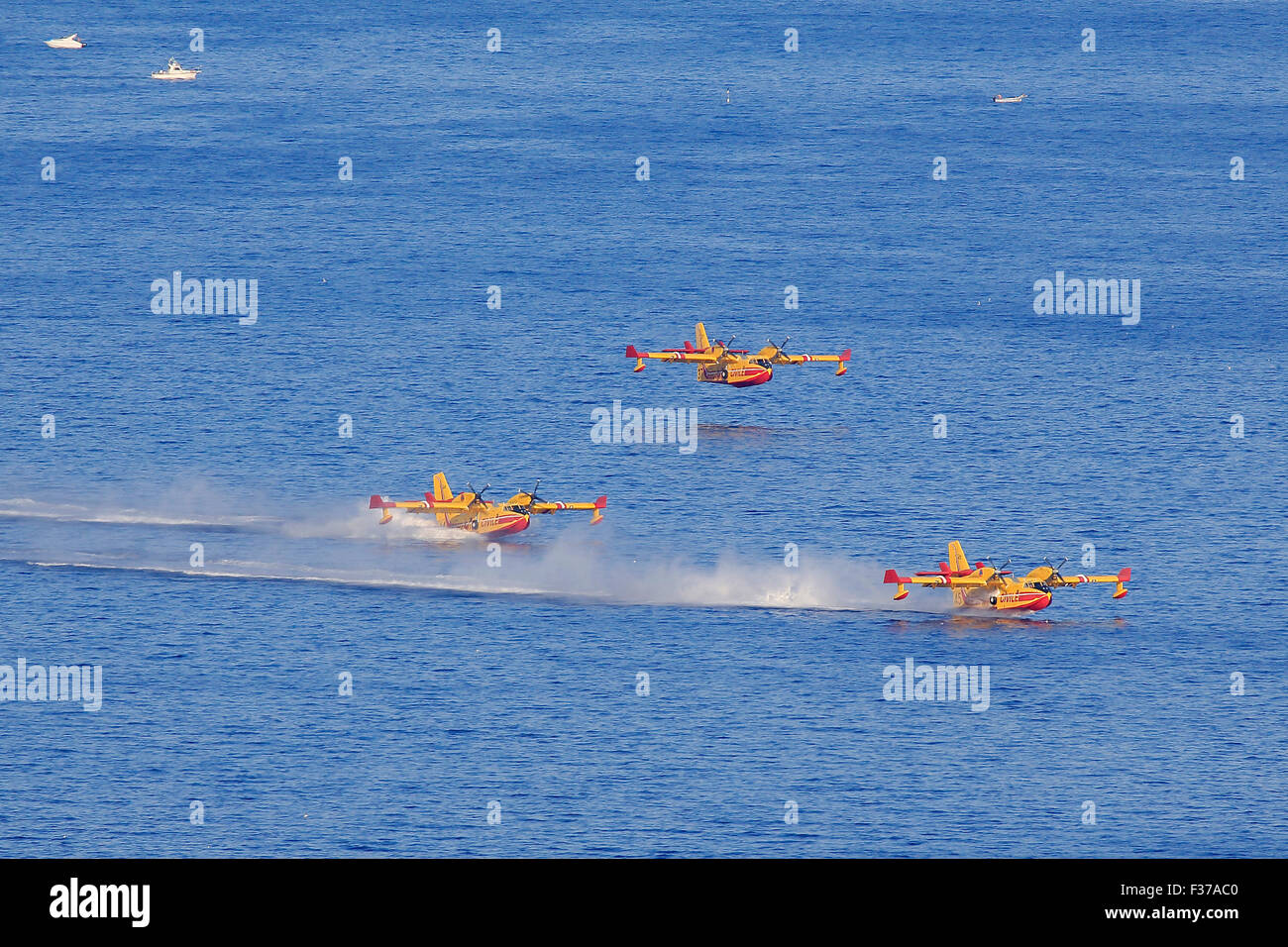 Canadair CL 415 avions de lutte contre les incendies, la Sécurité Civile Française, remplissage avec l'eau de mer pour éteindre les feux de forêts Banque D'Images