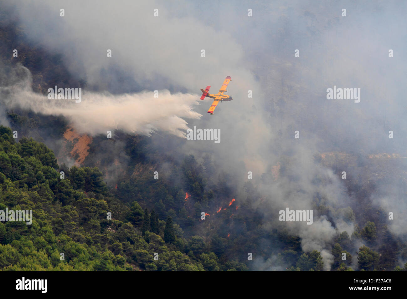 L'extinction des incendies, de lutte contre les incendies d'aéronefs Canadair CL 415, la Sécurité Civile Française, laissant tomber l'eau de mer à grande échelle, feu de forêt dans Banque D'Images