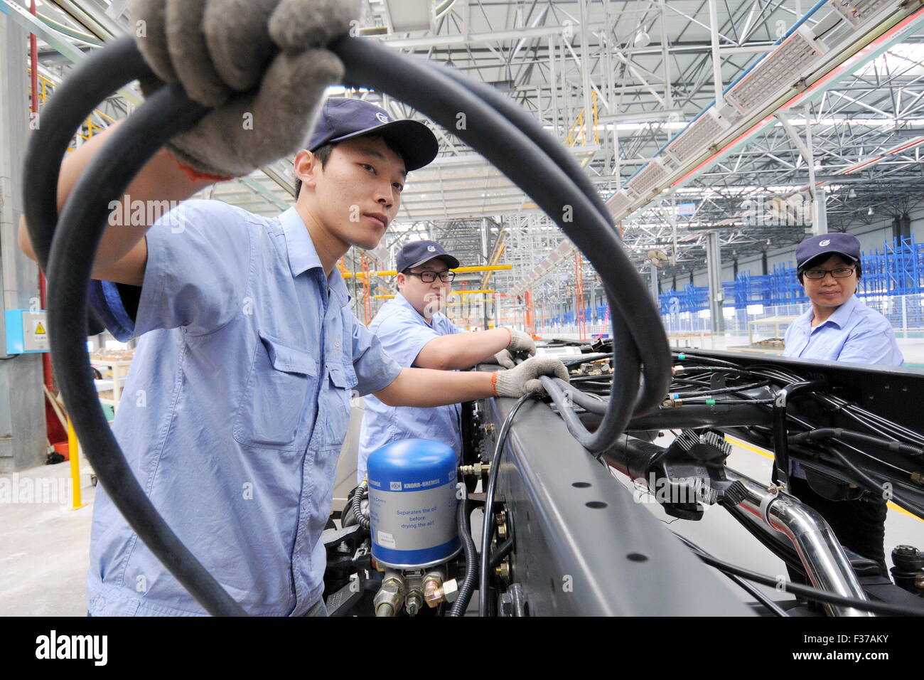 (151001) -- XINGTAI, 1er octobre 2015 (Xinhua) -- le travail des travailleurs sur une chaîne de production de l'une base de production de l'Aviation Industry Corporation de Chine à Xiamen, Chine du nord, dans la province du Hebei, le 11 septembre 2015. Fabrication de la Chine indice des directeurs d'achat (PMI) s'élève à 49,8 en septembre, contre 49,7 en août, selon les données publiées par le Bureau national des statistiques (NBS) et la Fédération Chinoise de la logistique et des achats de jeudi. (Xinhua/Zhu Xudong) (lfj) Banque D'Images