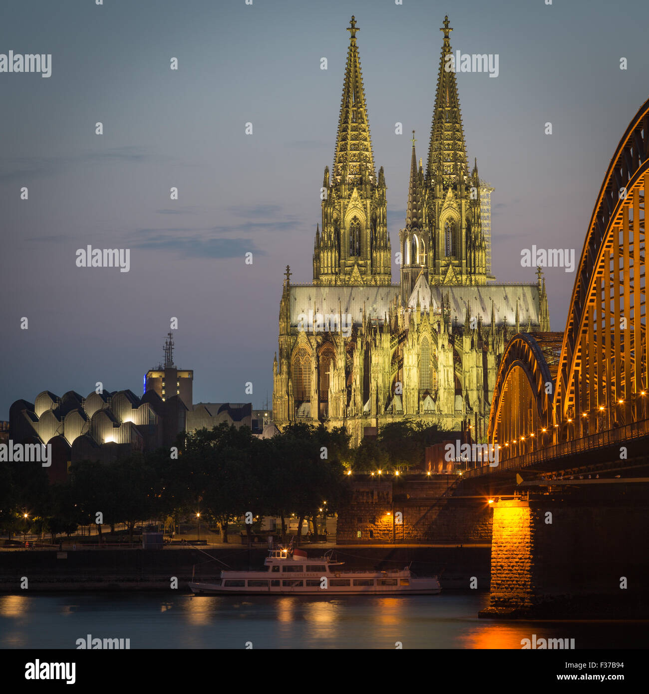 La cathédrale de Cologne, au crépuscule, Philharmonie, Pont Hohenzollern, Rhin, Cologne, Rhénanie du Nord-Westphalie, Allemagne Banque D'Images