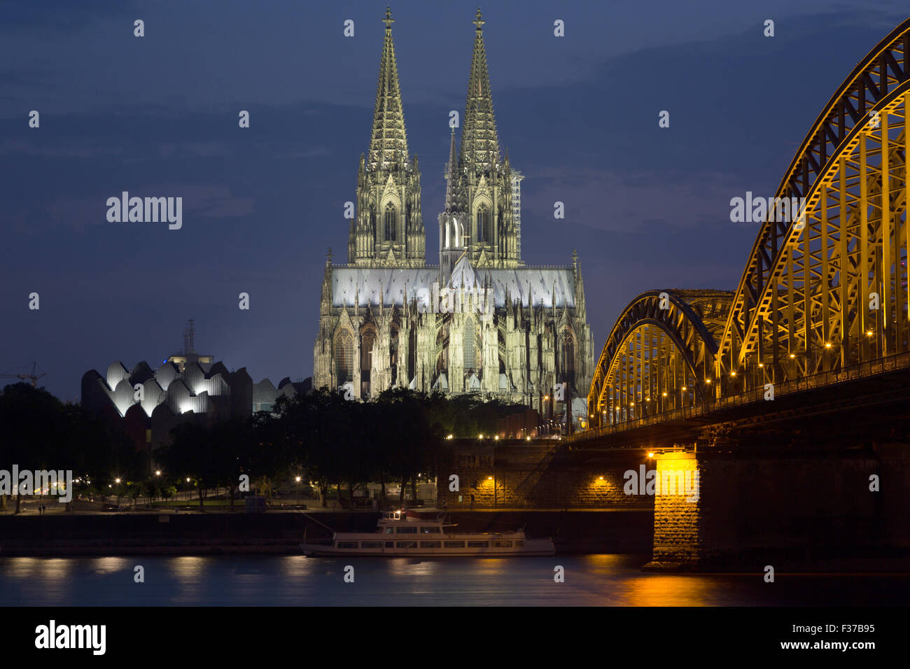 Cathédrale de Cologne à l'heure bleue, Philharmonie, Pont Hohenzollern, Rhin, Cologne, Rhénanie du Nord-Westphalie, Allemagne Banque D'Images