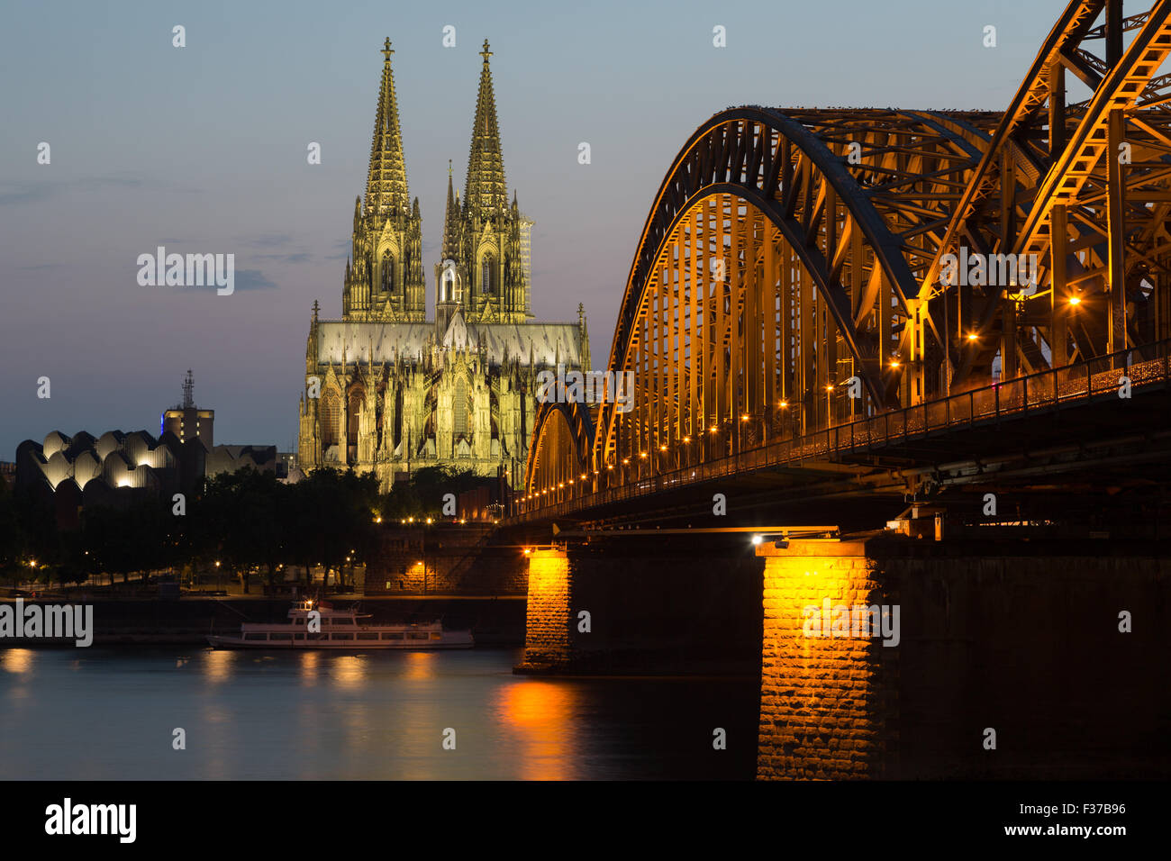 Cadral Cologne au crépuscule, Philharmonie, Pont Hohenzollern, Rhin, Cologne, Rhénanie du Nord-Westphalie, Allemagne Banque D'Images