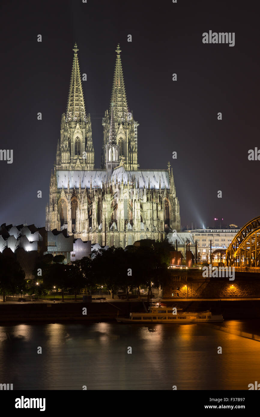 La cathédrale de Cologne la nuit, Philharmonie et pont Hohenzollern, Rhin, Cologne, Rhénanie du Nord-Westphalie, Allemagne Banque D'Images