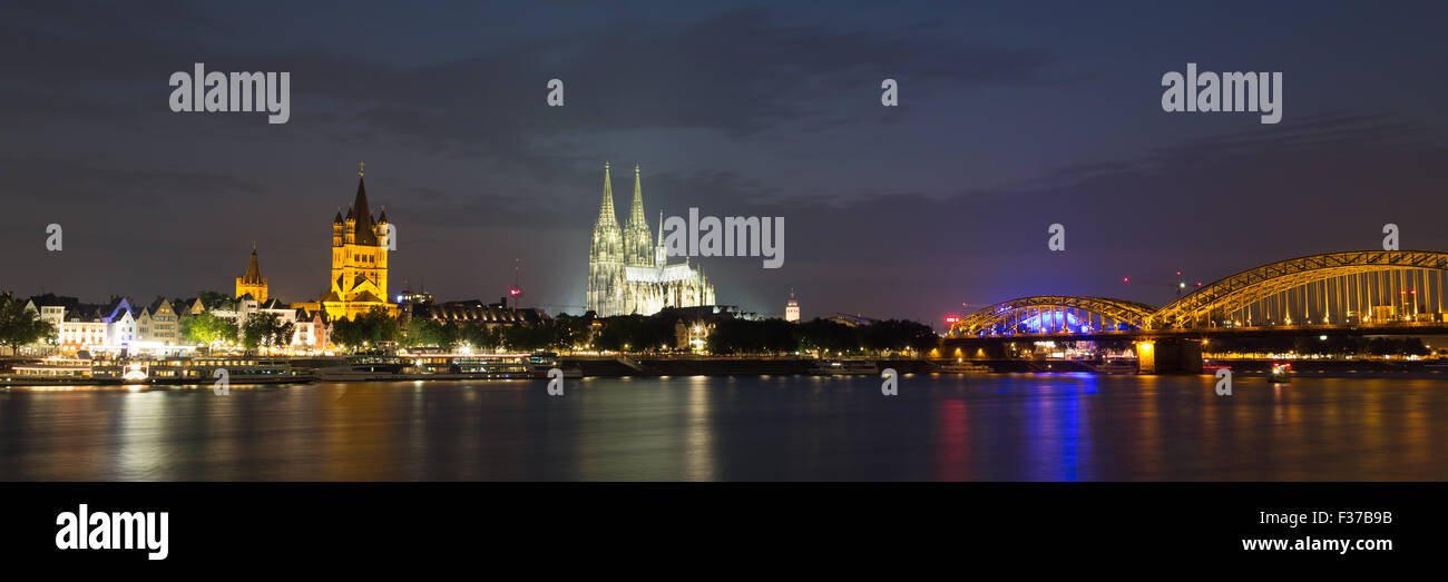 Panorama de la ville de nuit, Cologne, Pont Hohenzollern, Cathédrale, Philharmonic Hall, Eglise Grand St-martin, hôtel de ville Banque D'Images