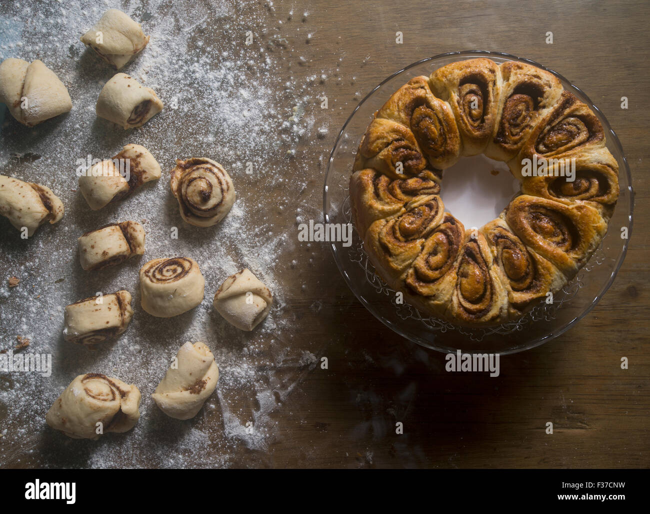 Pâtisserie roses sur une table en bois avec les ingrédients Banque D'Images