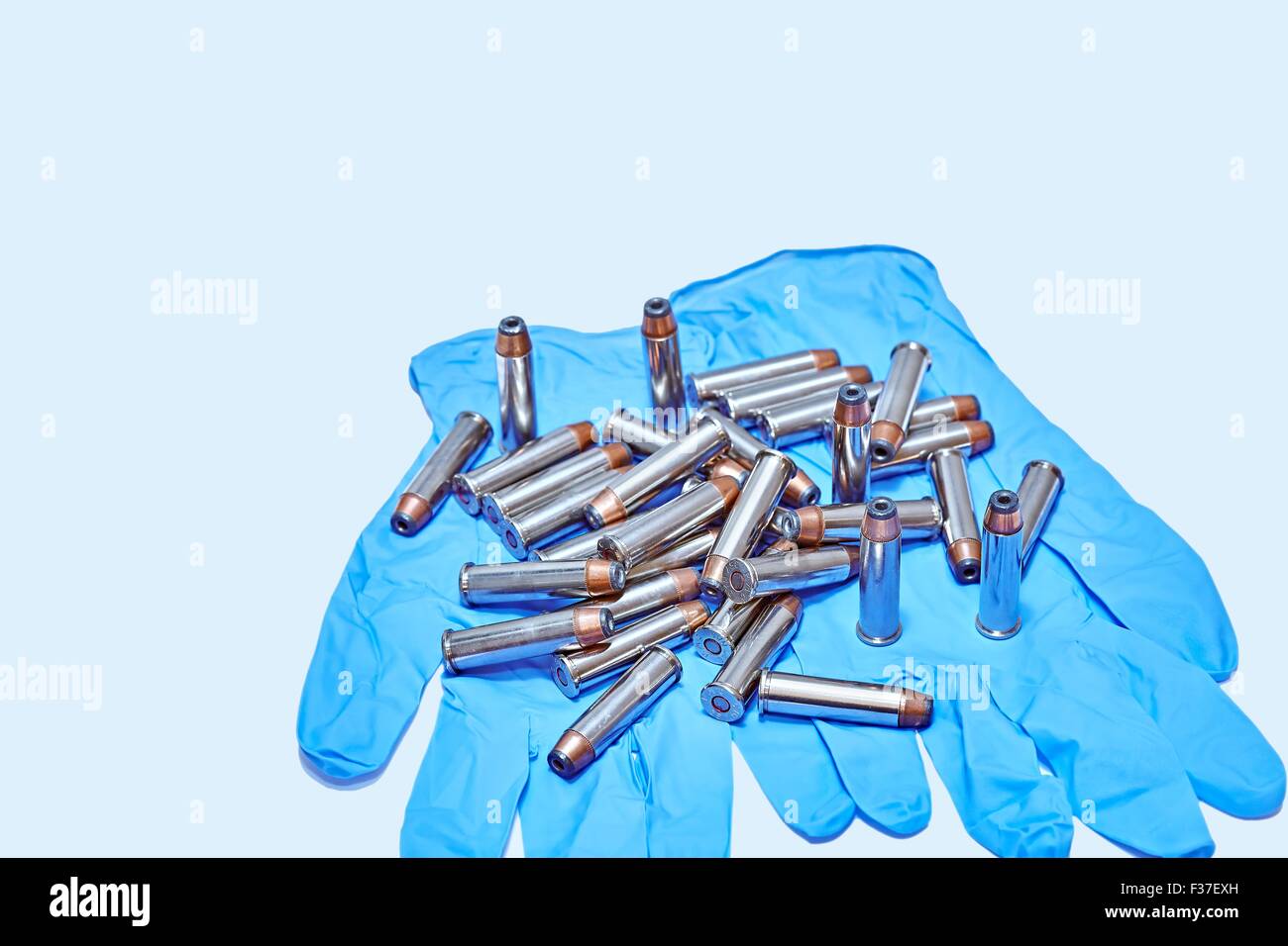 50 357 cartouches pistolet magnum sur des gants en latex Banque D'Images