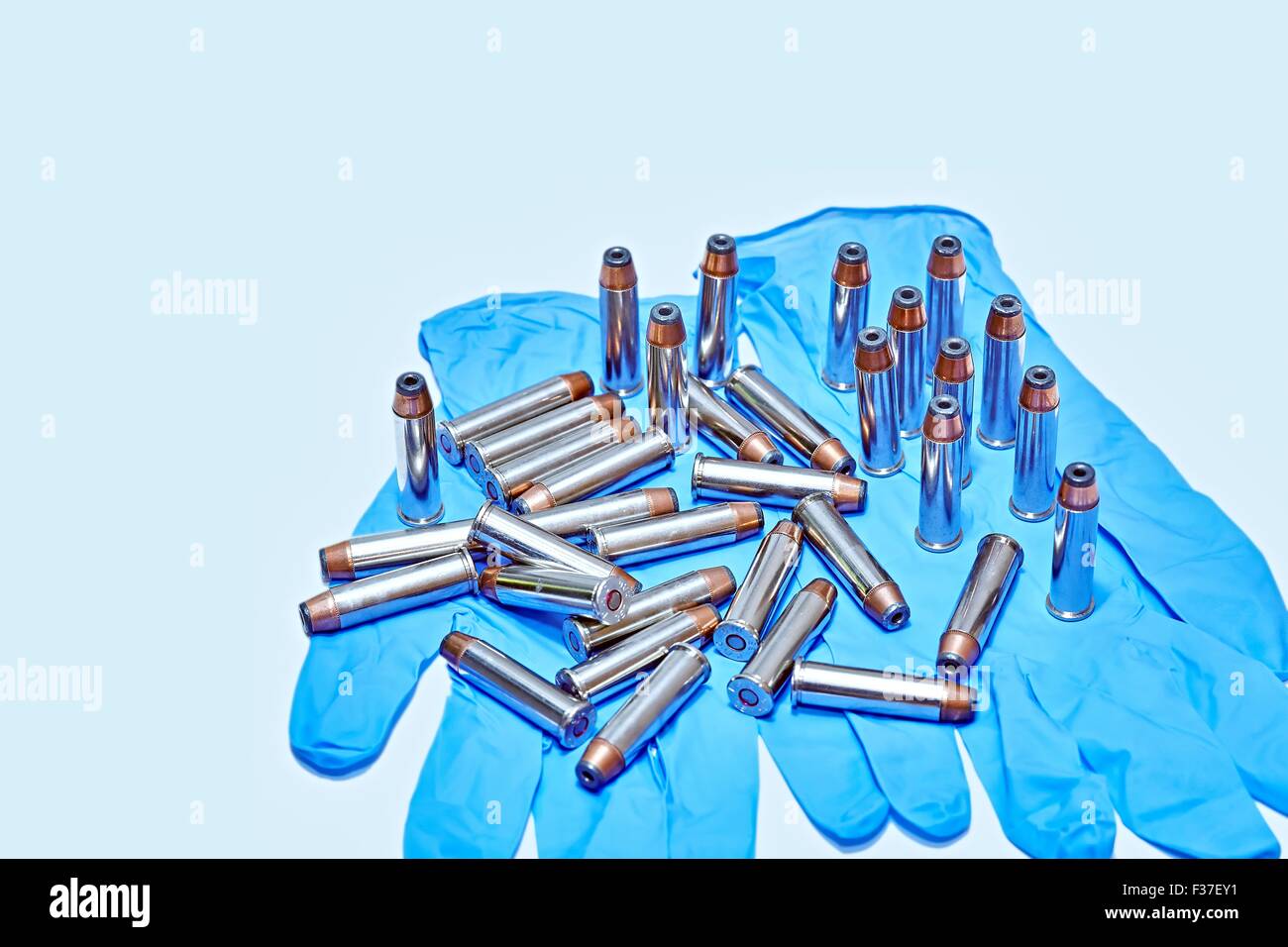 50 357 cartouches pistolet magnum sur des gants en latex Banque D'Images