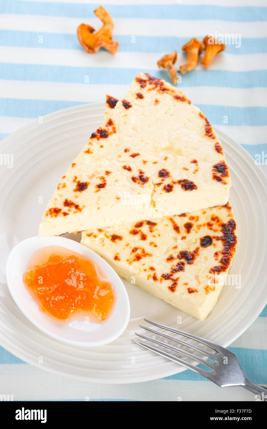 Le fromage avec de la confiture de Laponie Banque D'Images