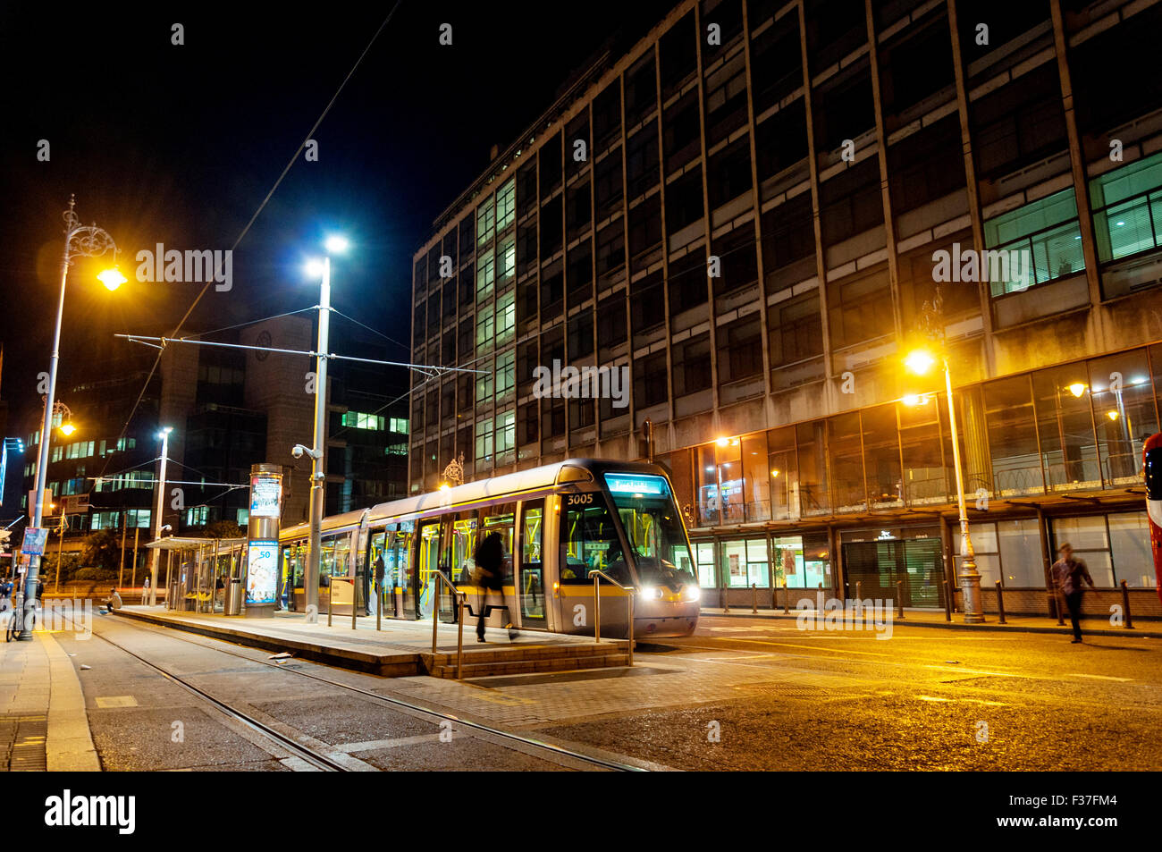 La nuit Dublin, Irlande. Un arrêt de tramway LUAS à Busaras s'arrêter. Banque D'Images