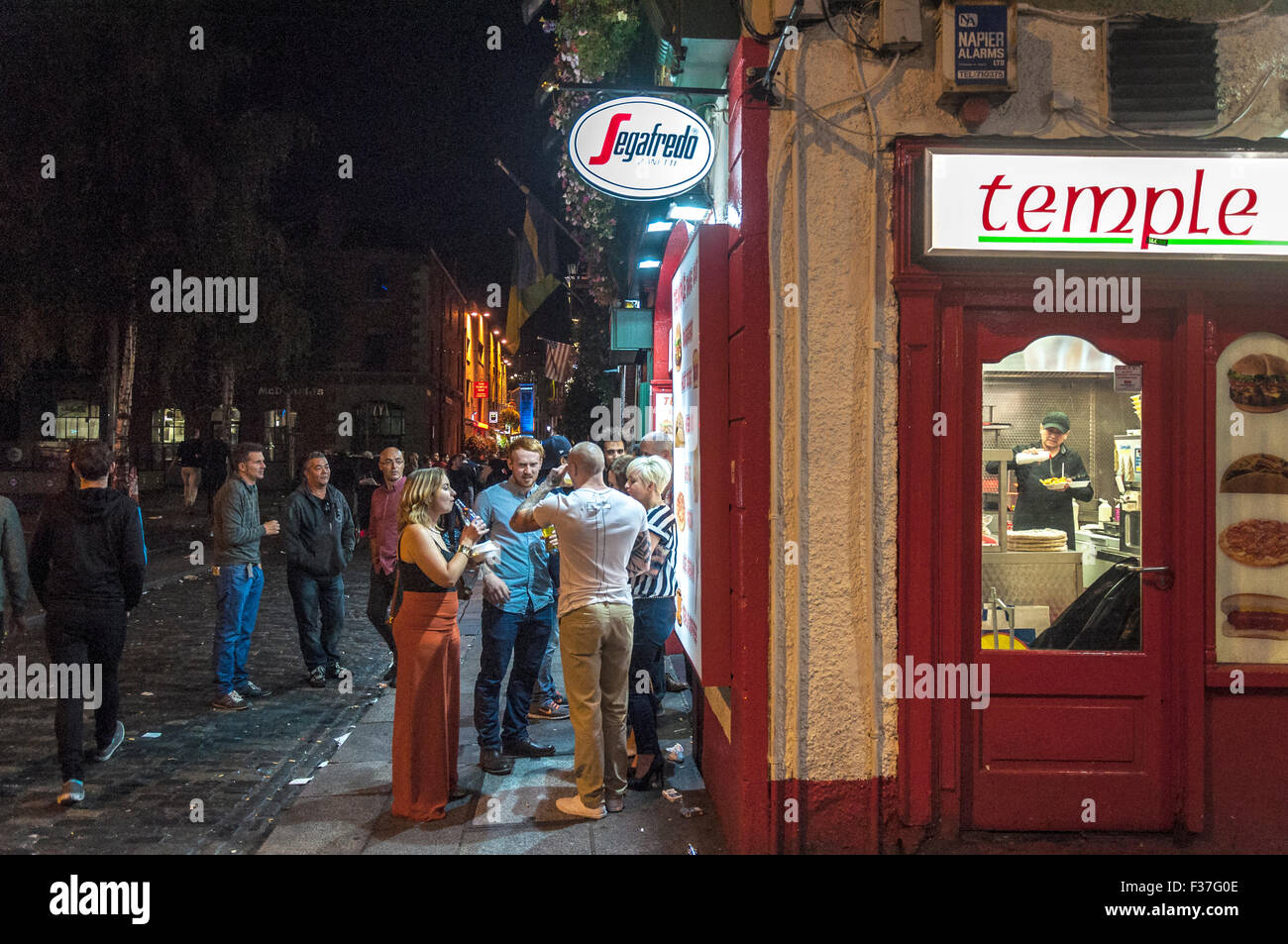 Sortir du Temple de la restauration rapide de fin de nuit dans Temple Bar, Dublin, Irlande Banque D'Images