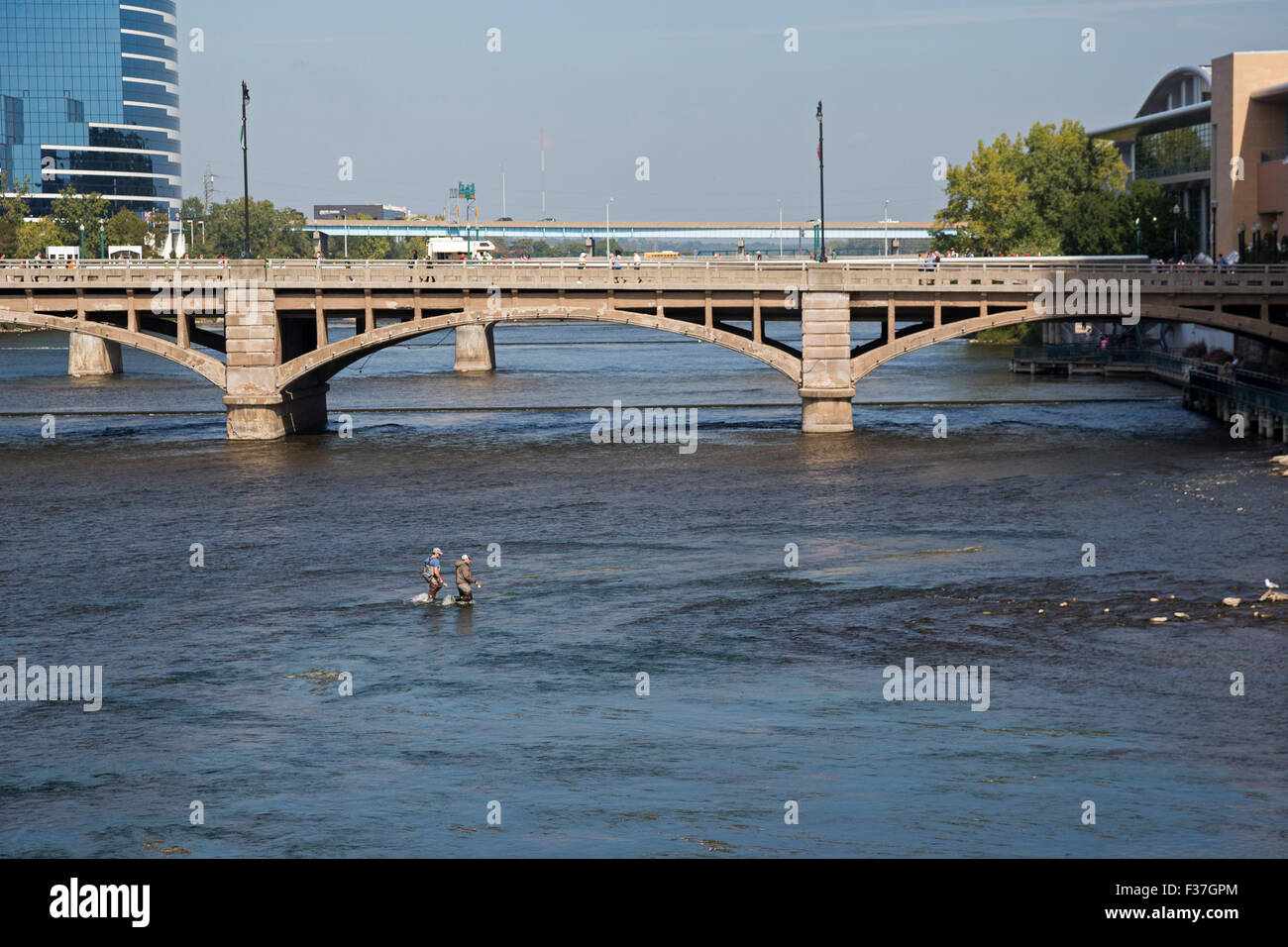 Grand Rapids, Michigan - Les pêcheurs patauger dans la rivière Grand, au centre-ville de Grand Rapids. Banque D'Images