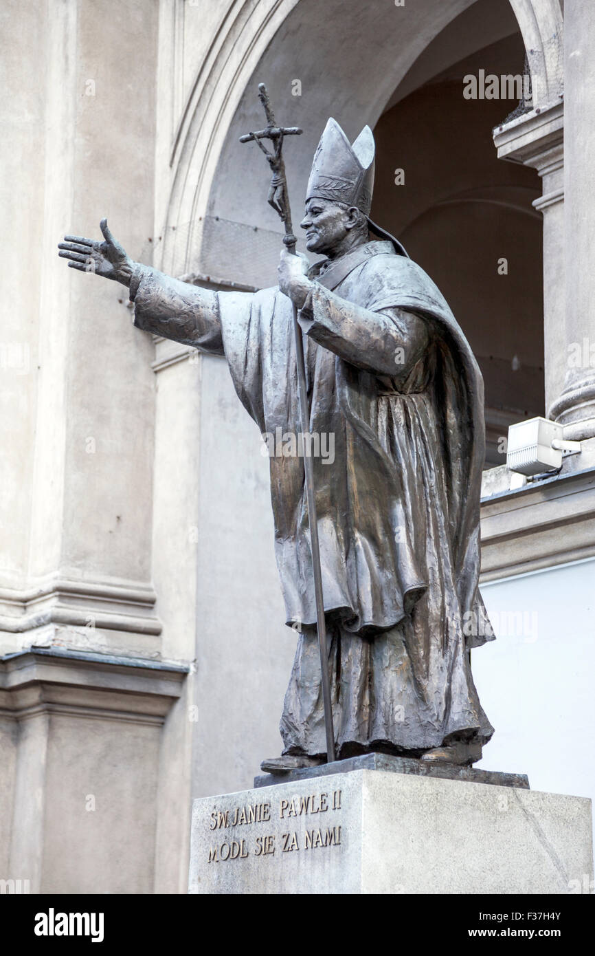 Sculpture du Pape Jean Paul II en face de l'église All Saints (Kościół Wszystkich Świętych), Varsovie, Pologne Banque D'Images