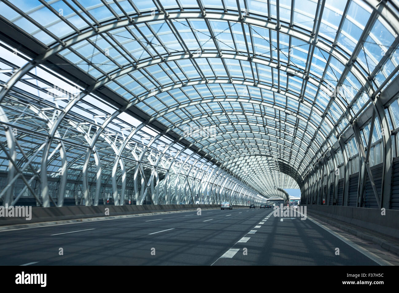 Route de barrières sonores afin de réduire la pollution sonore dans le centre de Varsovie, Pologne Banque D'Images