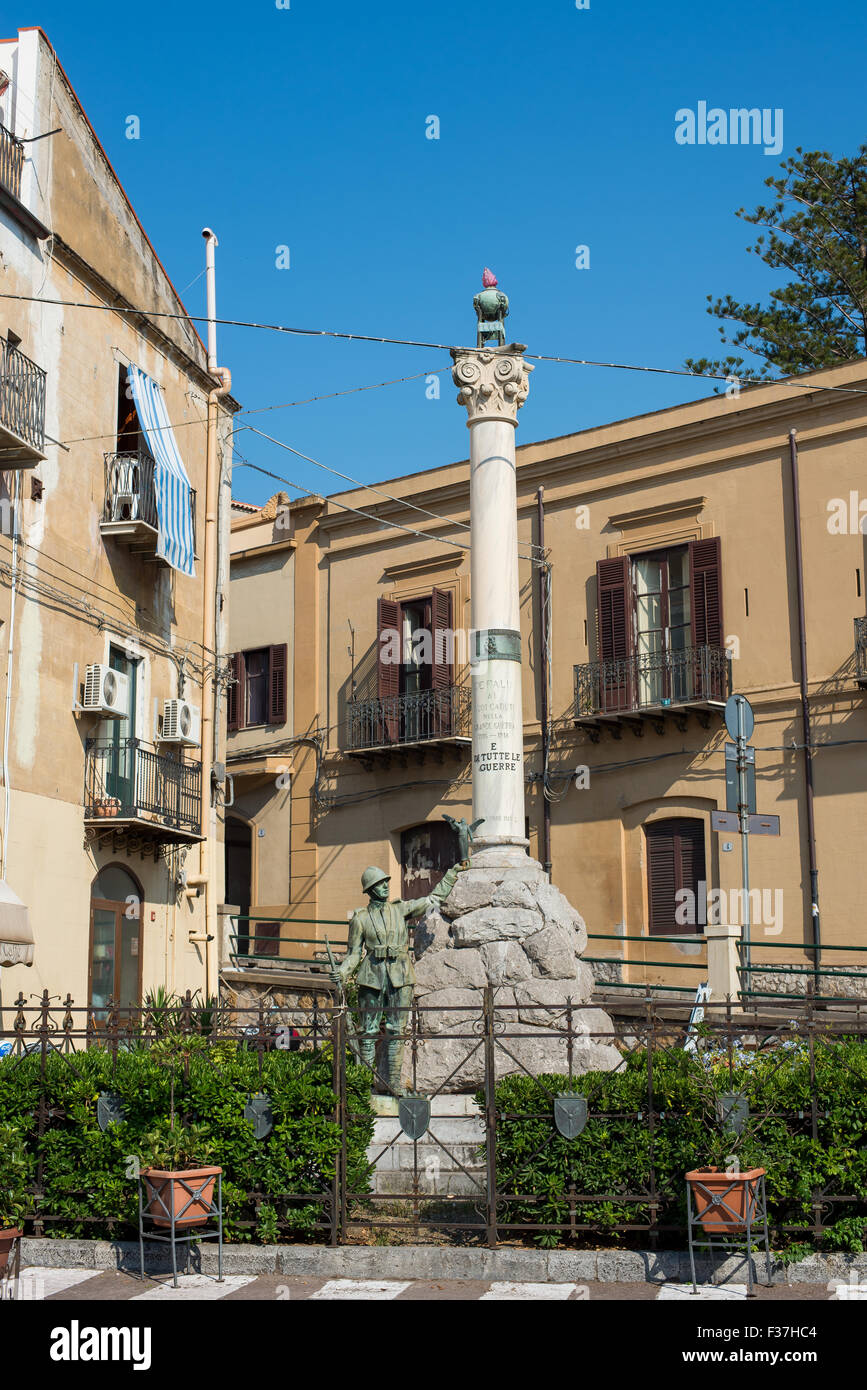 Monument commémoratif de guerre à Piazza Armando Diaz de Cefalu, Sicile. L'Italie. Banque D'Images