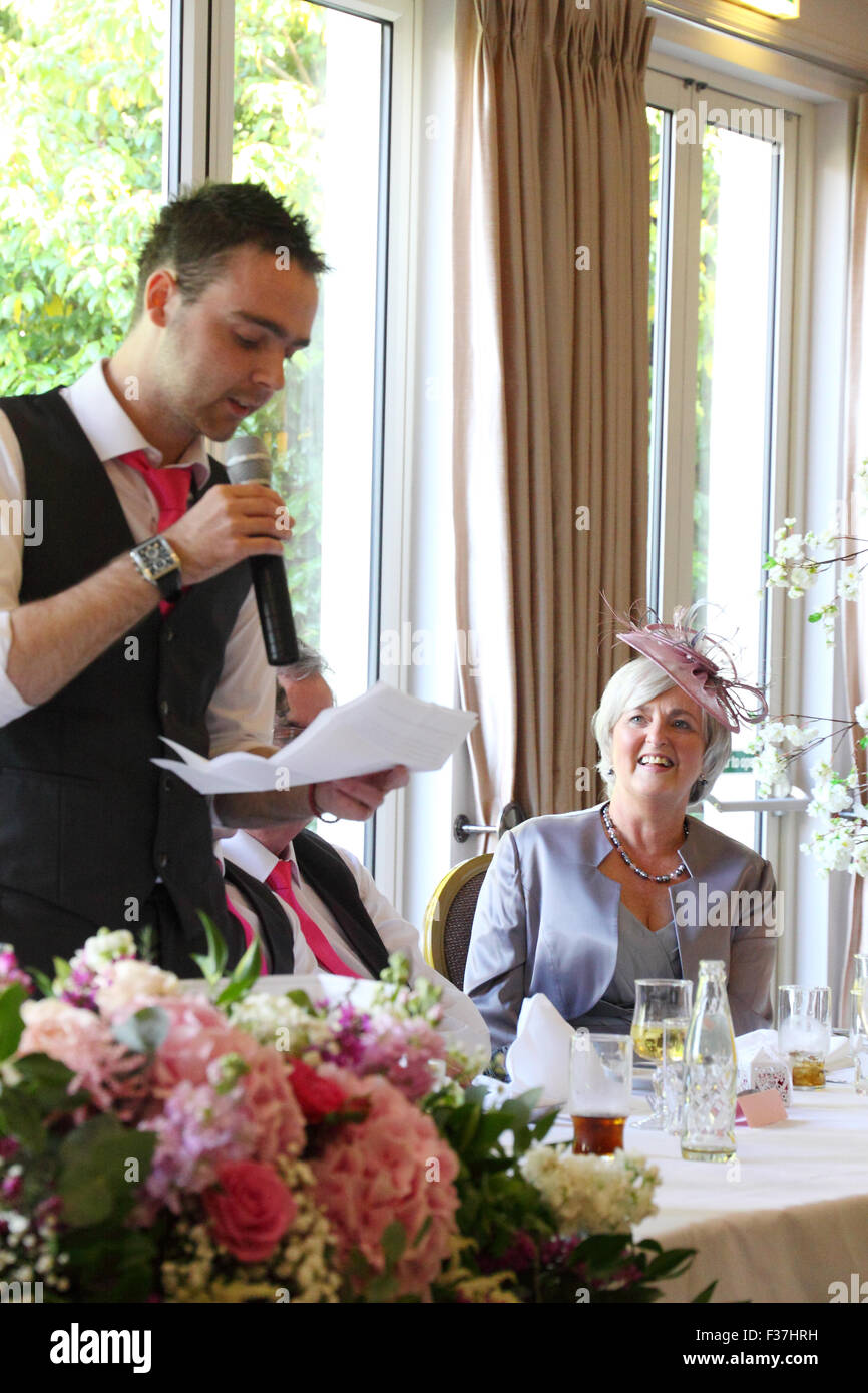 Fière maman regarde son fils donne un discours de mariage, UK Banque D'Images