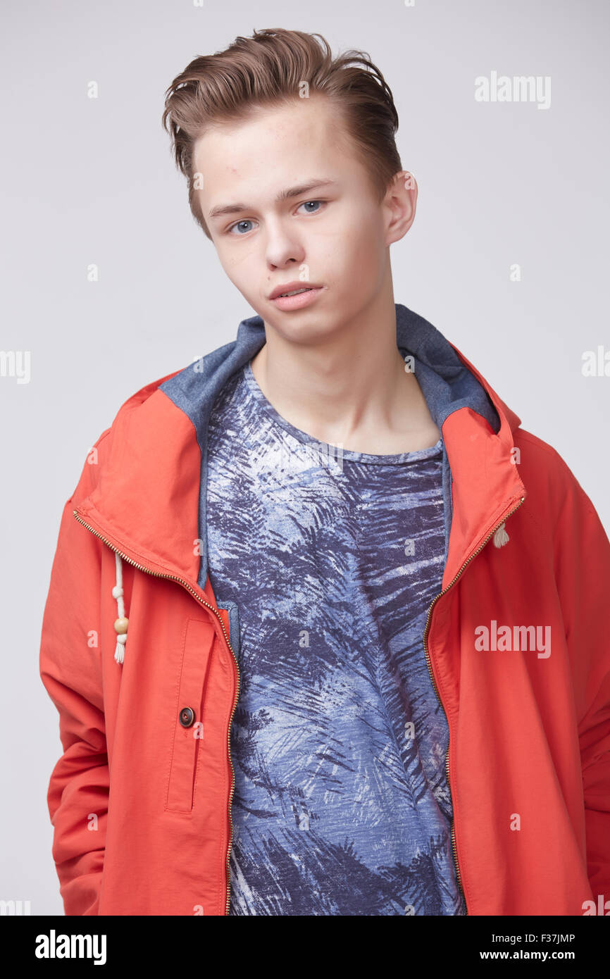 Les jeunes gars dans une veste de sport Banque D'Images