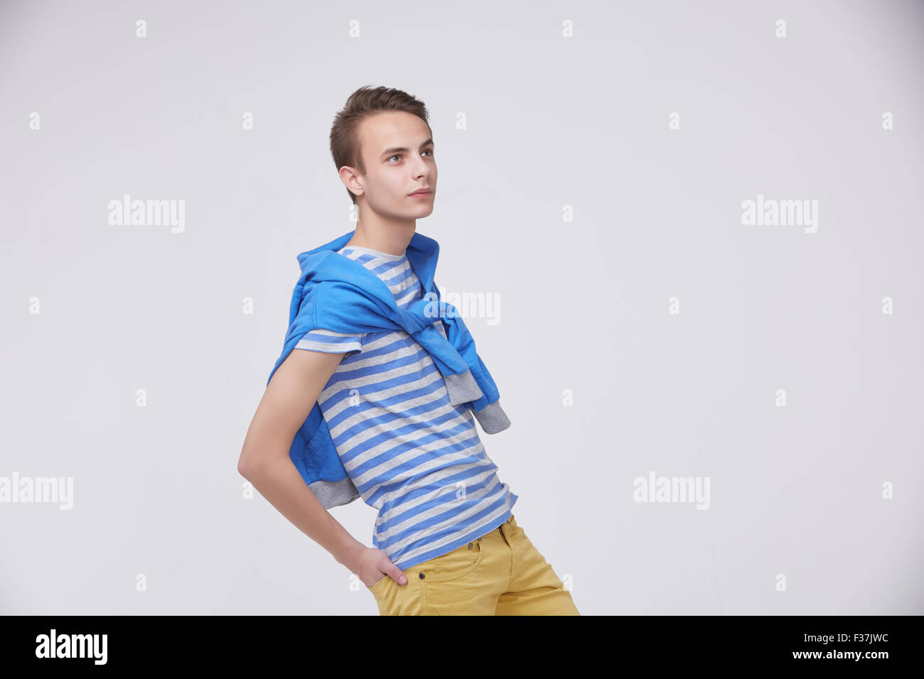 Jeune homme dans un pullover rayé Banque D'Images