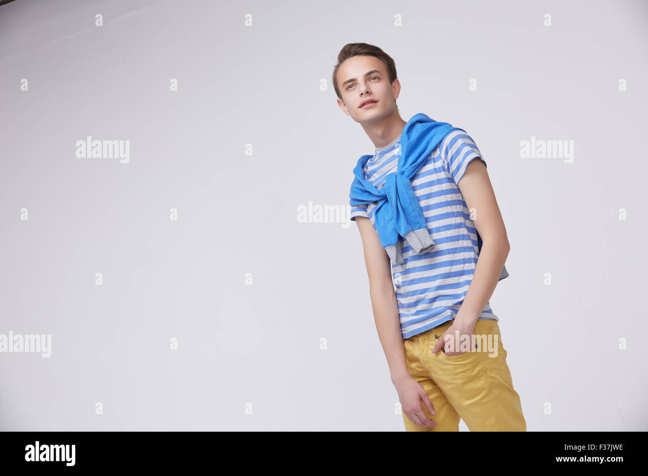 Jeune homme dans un pullover rayé Banque D'Images